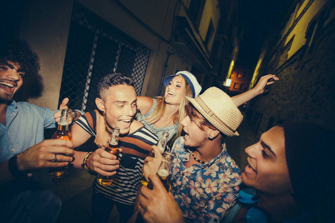 Später und weniger schlafen und der Konsum von Alkohol stehen unter Verdacht, für nächtliche Atemaussetzer verantwortlich zu sein. / © Getty Images/wundervisuals