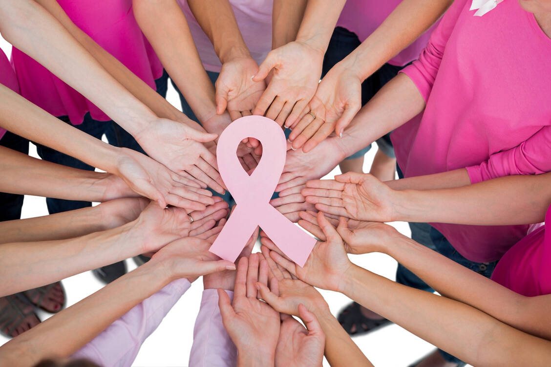 Der Oktober ist der Brustkrebsmonat. Er soll international die Vorbeugung, Erforschung und Behandlung von Mammakarzinomen in das öffentliche Bewusstsein rücken. Die rosa Schleife soll auf die Problematik der Brustkrebserkrankung hinweisen. / Foto: Fotolia