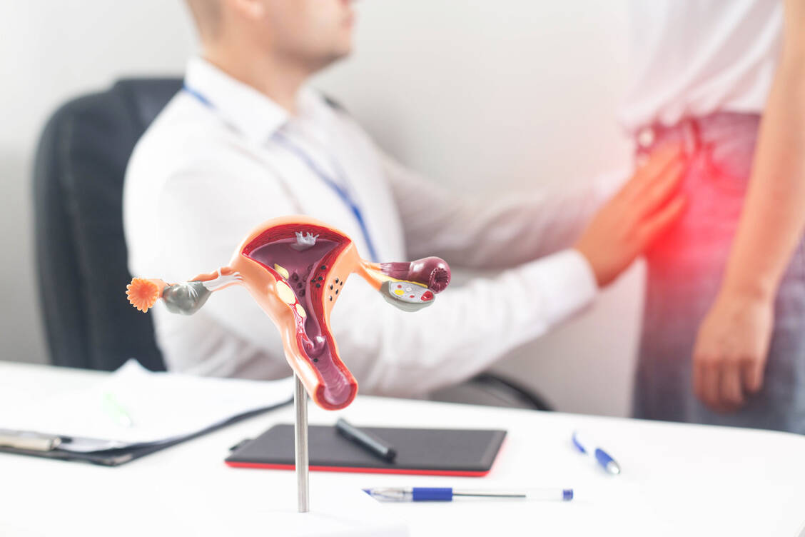 Immer mehr Frauen erhalten die Diagnose Endometriose. Laut Arztreport der Barmer liegt das vor allem an besserem Bewusstsein und früherer Diagnostik. / © Getty Images/Henadzi Pechan