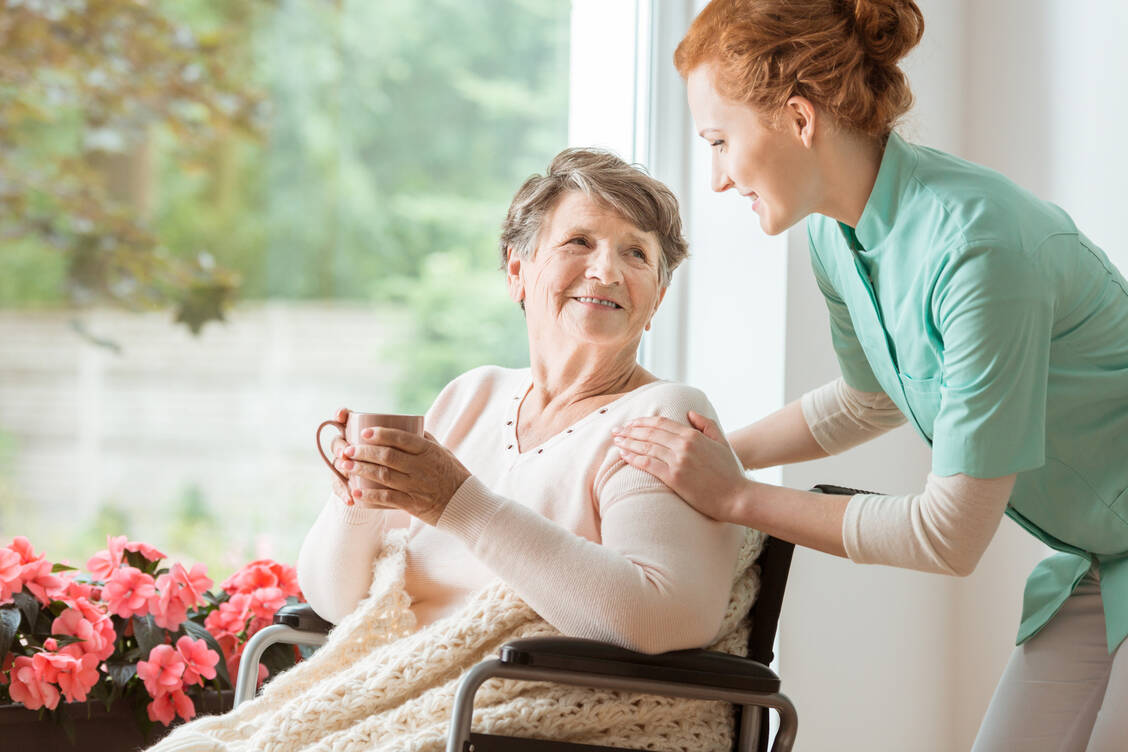 Menschen, die akut einen Familienangehörigen pflegen müssen, sind gesetzlich geschützt. / © Adobe Stock/Photographee.eu