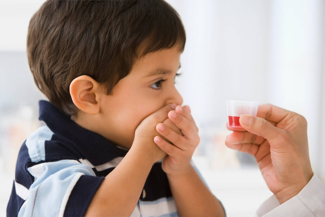 Mit Engelszungen reden, die Arznei mit ihrer Süße schmackhaft machen, es tut auch überhaupt nicht weh: Wenn das Kind nicht mitspielt, wird die Arzneimitteltherapie zur Herausforderung.   / Foto: Getty Images/Jose Luis Pelaez Inc