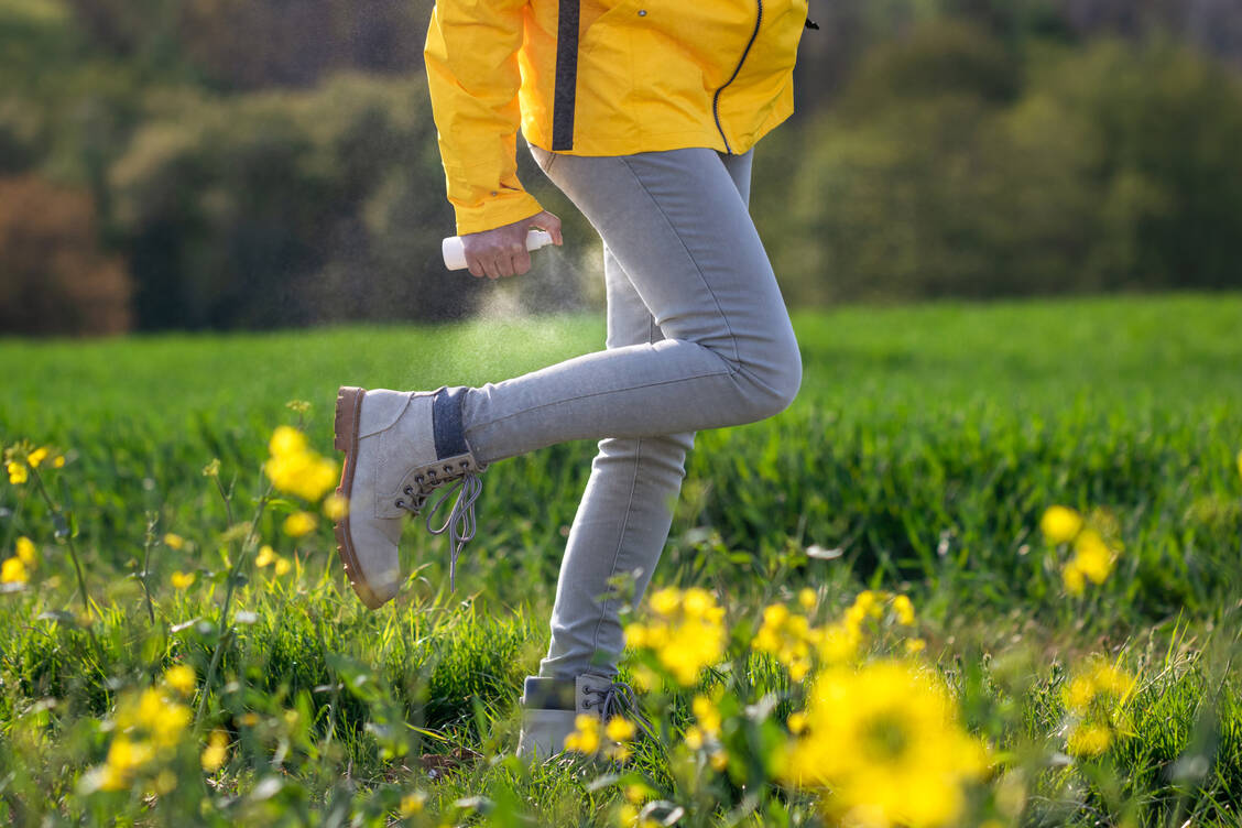 Repellentien mit DEET, Icaridin und/oder Zitronen-Eukalyptus schützen zeitlich begrenzt. / Foto: Shutterstock/encierro