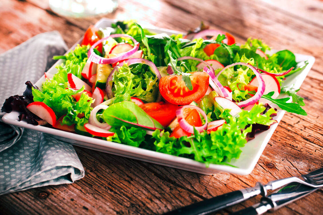 Eine mediterrane Kost, die wenige Kohlenhydrate enthält, wirkt sich günstig auf Körpergewicht und Blutzucker aus.   / Foto: Adobe Stock/karepa