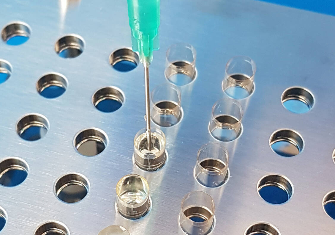 Gemischtkettige Triglyceride DAC können als Kapselfüllstoff für Fettschmelzkapseln verwendet werden (Beispiel: Dronabinol-Kapseln NRF 22.7.). / Foto: DAC/NRF