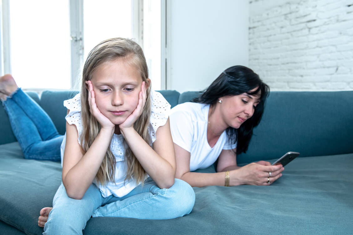 Wird die Kommunikation zwischen Eltern und Kindern durch das Handy häufig unterbrochen, drohen Konflikte und psychische Probleme. / © Adobe Stock/SB Arts Media