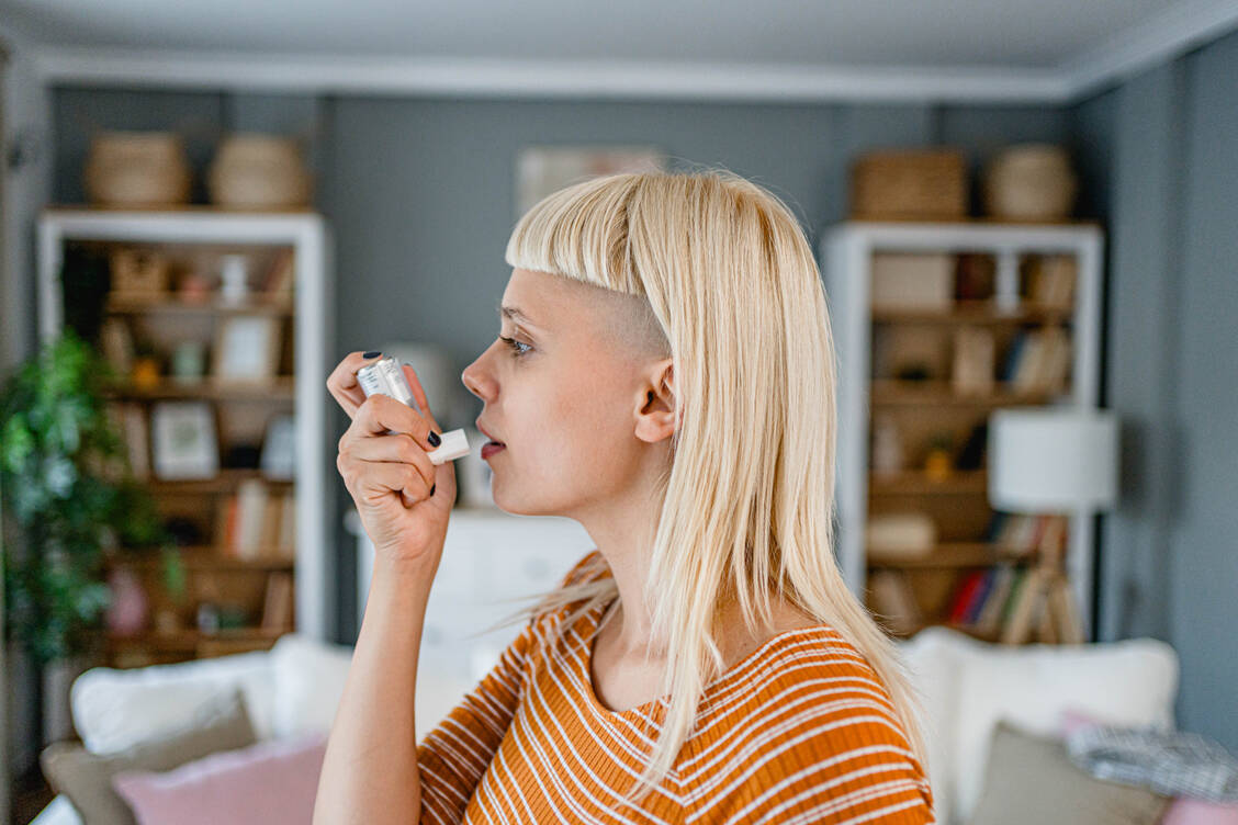Erschreckend viele Erkrankte machen Fehler bei der Anwendung von Inhalatoren. Schulungen könnten dieses Risiko um etwa 84  Prozent verringern, bei Trockenpulverinhalatoren immerhin um rund 62  Prozent. / © Getty Images/LordHenriVoton