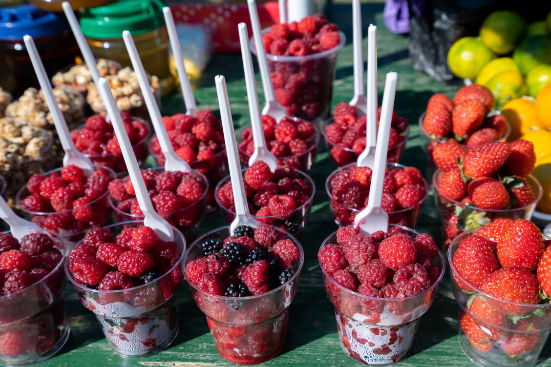 Jetzt ist wieder Saison: Beeren-starke Früchte sind einfach zum Anbeißen. / Foto: Adobe Stock/sundaemorning