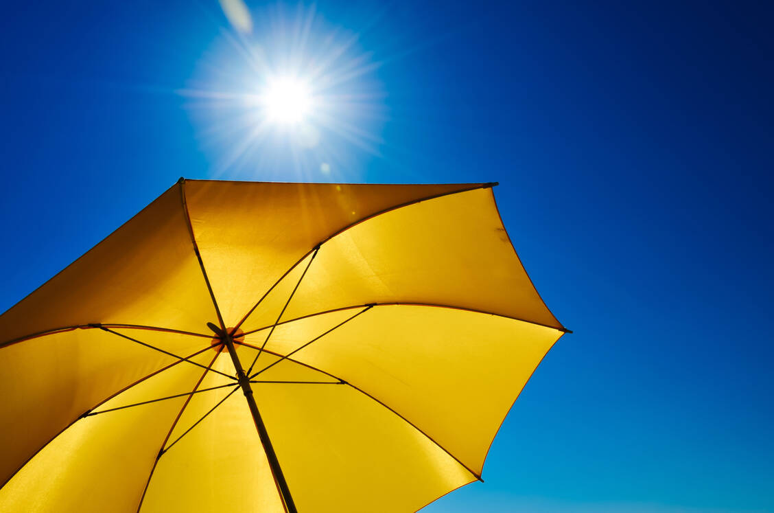 Auch bei Hitze macht die Dosis das Gift. Aufpassen müssen besonders diejenigen, deren Organismus schon durch das Alter oder eine chronische Erkrankung gefordert ist. / © Adobe Stock/grafxart