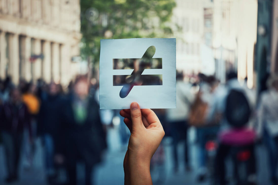 Viele Menschen sind von einer ungleichen Behandlung, Vorurteilen und Diskriminierung betroffen. / Foto: Adobe Stock/1STunningART