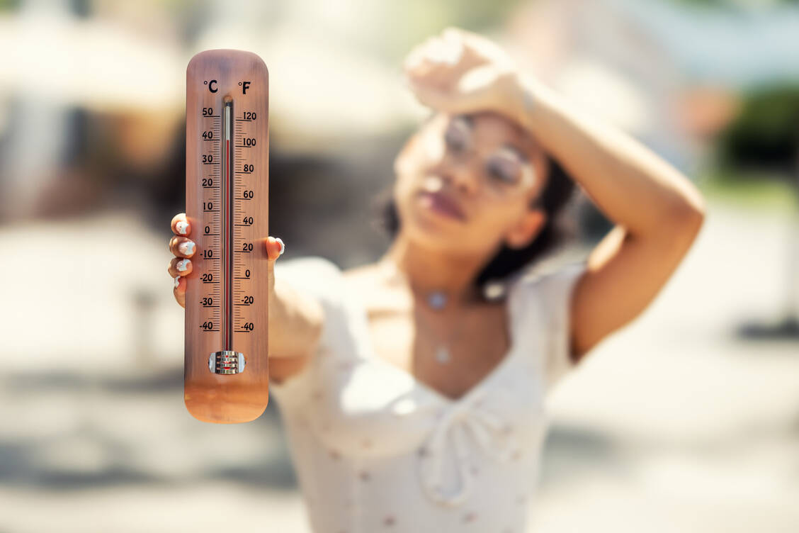 Immer mehr Menschen leiden unter Hitze: Eine Umfrage zeigt häufige Beschwerden wie Müdigkeit, Schlafprobleme und Kreislaufprobleme. Auch psychische Folgen von Hitzewellen rücken in den Fokus. / © Getty Images/SimpleImages