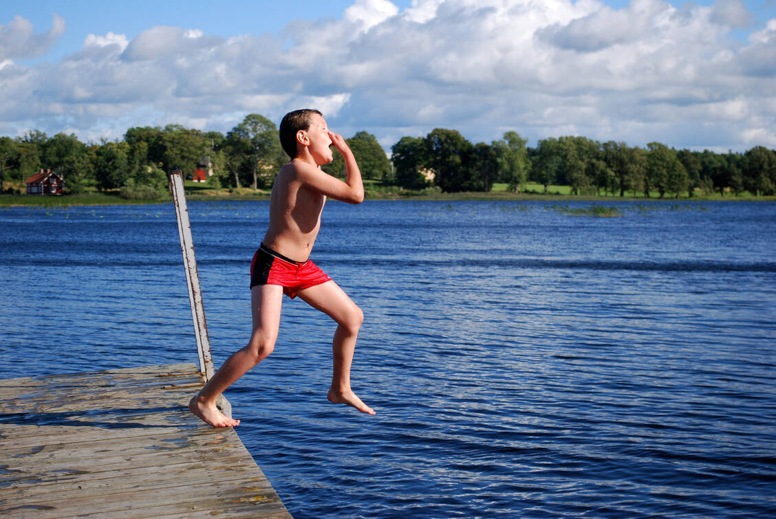 Auch wenn das kühle Nass noch so lockt – vor einem (Kopf-)Sprung muss man wissen, wie tief das Wasser ist und was sich darin befindet. / © Adobe Stock/tinadefortunata