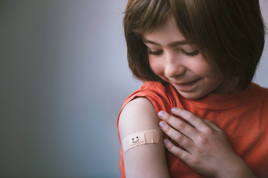 Kinder ab fünf Jahre sollen nur ein Drittel der Erwachsenen-Dosis erhalten und zwei weitere Impfstoffdosen im Abstand von drei Wochen. / Foto: Getty Images/portishead1