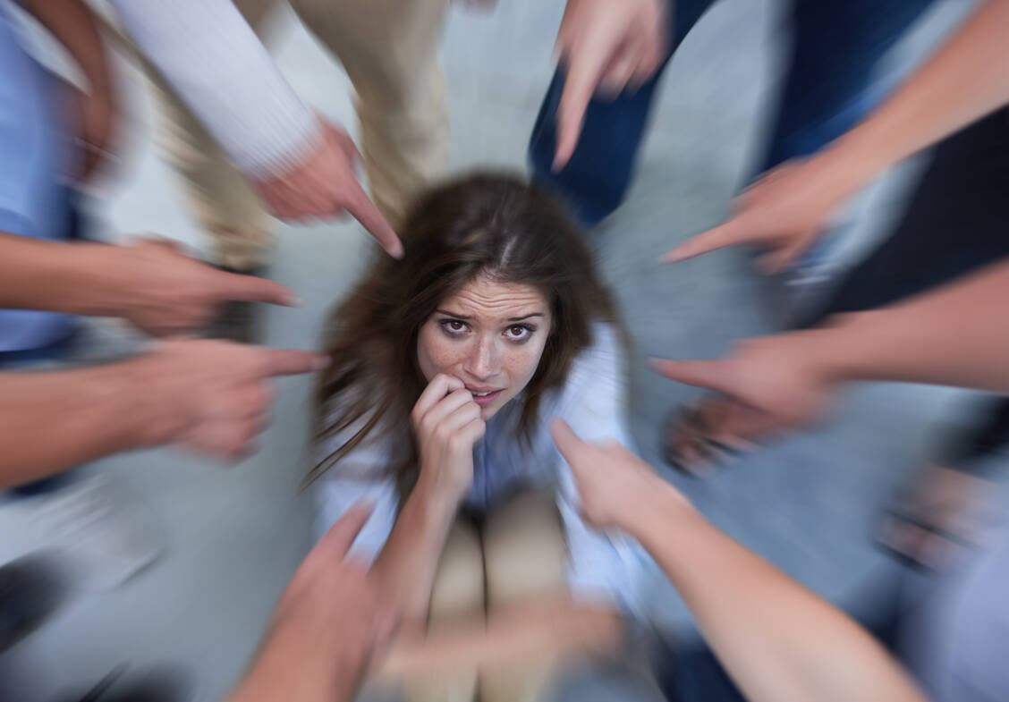 Menschen, die am Impostor-Phänomen leiden, haben beispielsweise Angst, dass ihre (vermeintliche) Unfähigkeit irgendwann auffällt. / Foto: Getty Images/PeopleImages