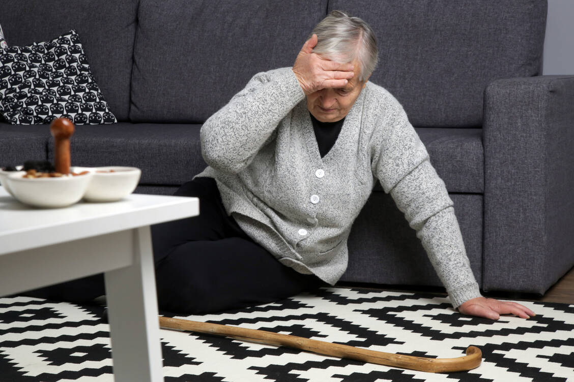Das Tragen eines Hörgerätes kann Patienten mit Schwindel zu einem sichereren Gang verhelfen und Stürze vermeiden. / Foto: Adobe Stock/triocean