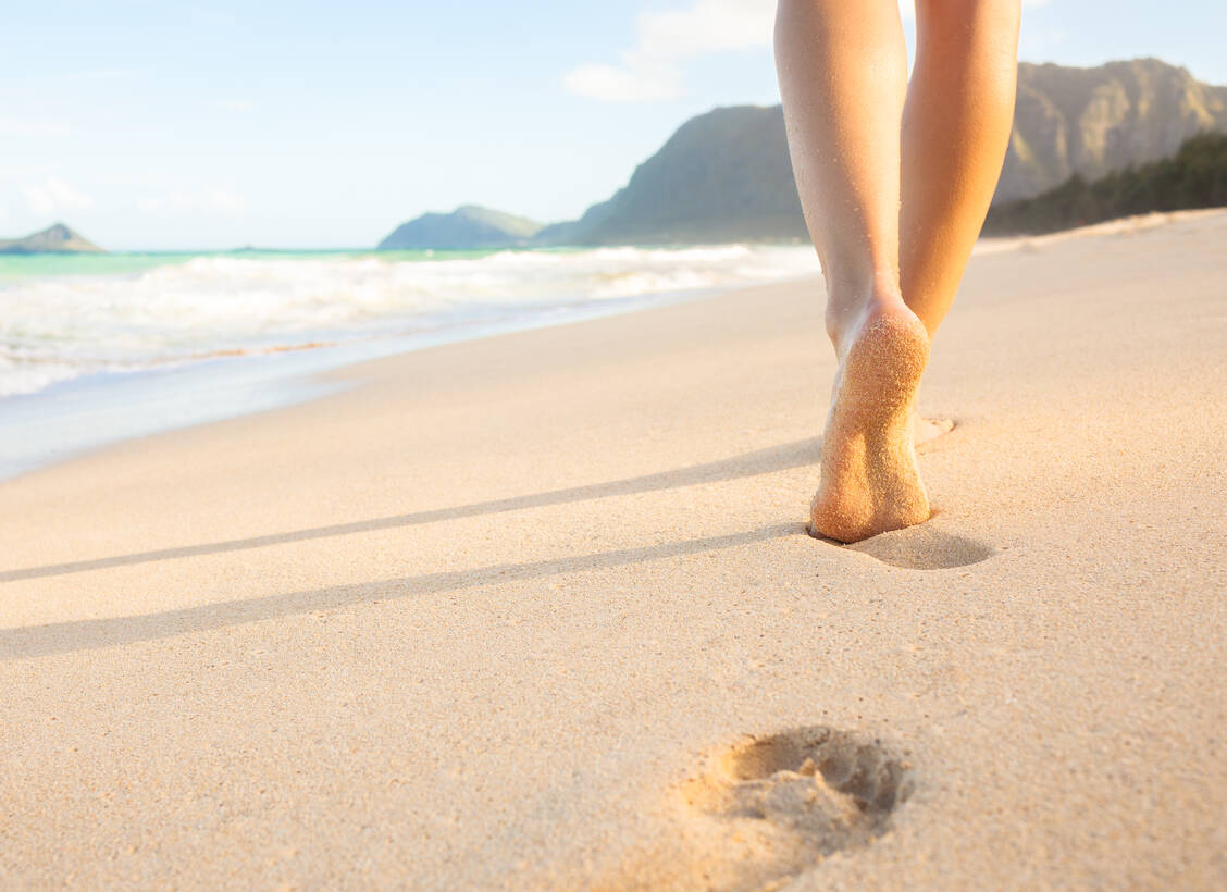 Wer barfuß läuft, bekommt mehr Hornhaut, und die ist besser als jede Schuhsole. / Foto: Adoba Stock/kieferpix
