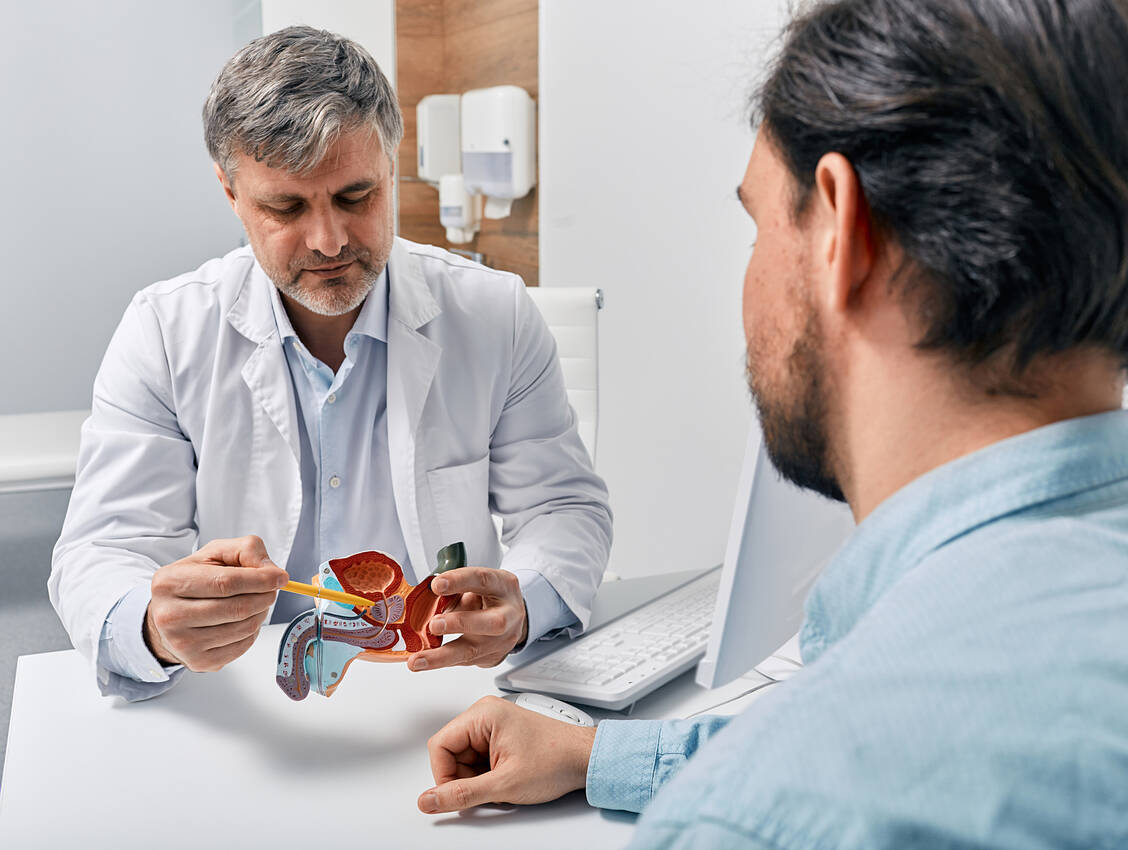 Regelmäßige Kontrollbesuche beim Arzt sind bei einer gutartigen Prostatavergrößerung ratsam, um Verschlechterungen der Erkrankung rechtzeitig zu erkennen. / © Getty Images/peakSTOCK