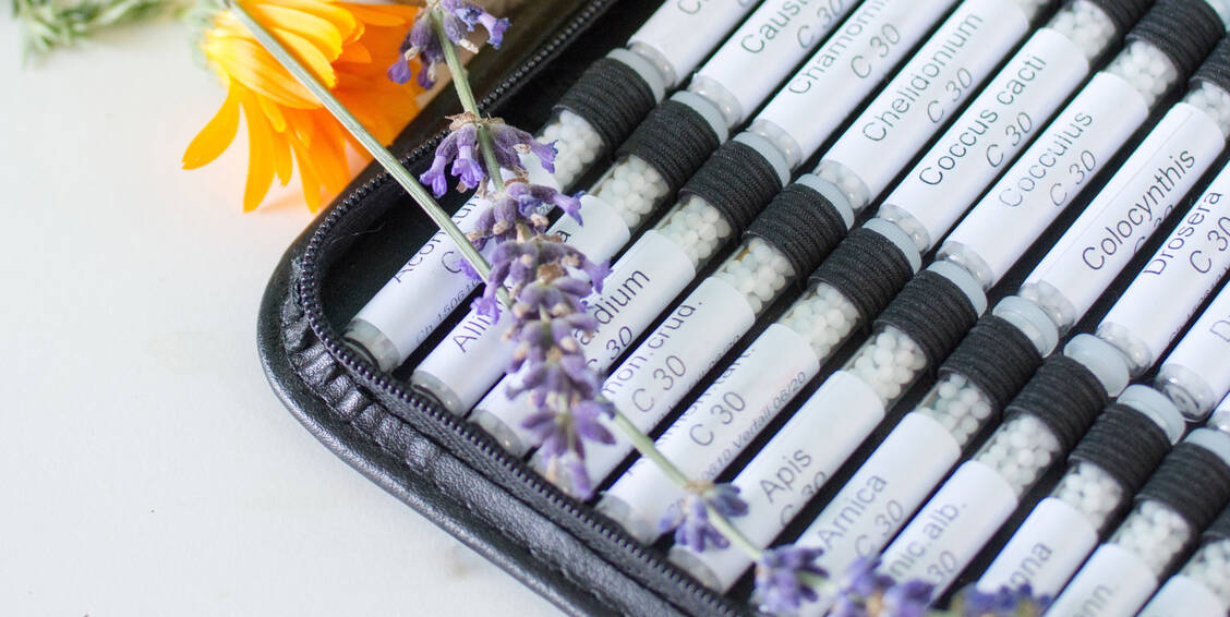 Eine gut bestückte homöopathische Hausapotheke hilft, die Widrigkeiten des Sommers gut zu überstehen. Dazu zählen vor allem Arnica, Belladonna, Aconitum, Apis und Gelsemium.   / Foto: Adobe Stock/Kunstzeug