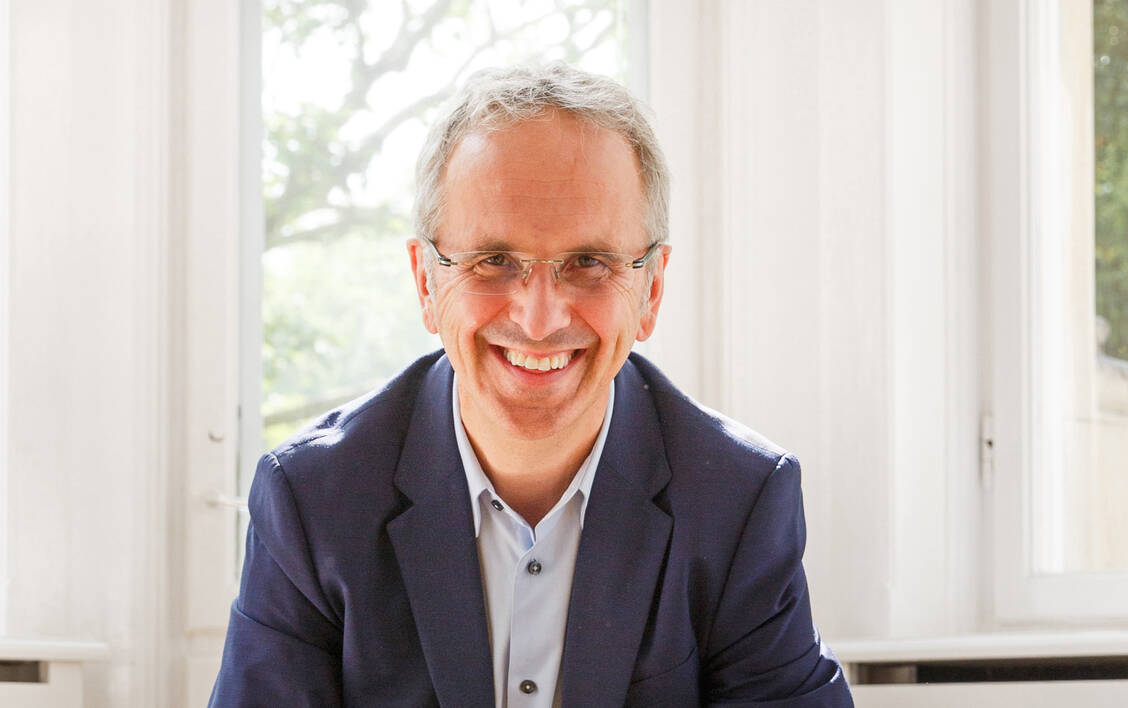 Professor Dr. Andreas Michalsen ist Chefarzt der Abteilung Naturheilkunde im Immanuel Krankenhaus Berlin und Professor für klinische Naturheilkunde der Charité. Dort forscht, referiert und behandelt er mit den Schwerpunkten Mind-Body-Medizin und Ernährungsmedizin als komplementäre Heilmethoden. Er gilt als internationaler Experte für Heilfasten und Intervallfasten.  / Foto: Immanuel Albertinen Diakonie gGmbH/Anja Lehmann
