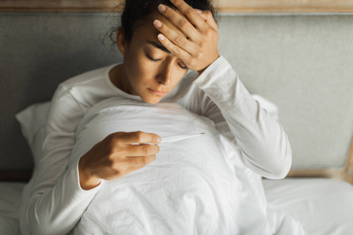 Besteht der Verdacht auf eine Meningitis, sollte man sofort ein Krankenhaus aufsuchen. Neben Fieber und Kopfschmerzen deuten Nackensteife und Bewusstseinsstörungen auf die Hirnhautentzündung hin. / © Getty Images/Oleg Breslavtsev