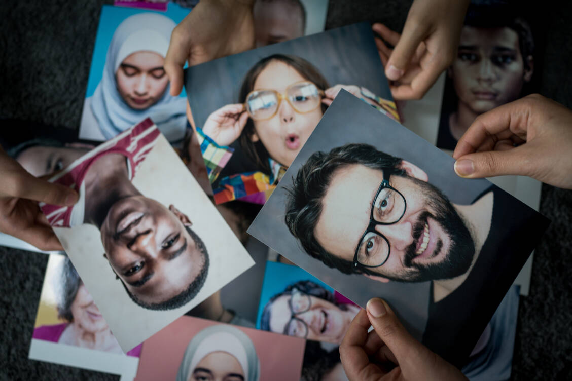 Sich auffällige Gesichtsmerkmale wie eine Brille oder eine Frisur zu merken, kann eine Kompensationsstrategie für Menschen mit Prosopagnosie sein. / Foto: Getty Images/Jasmin Merdan