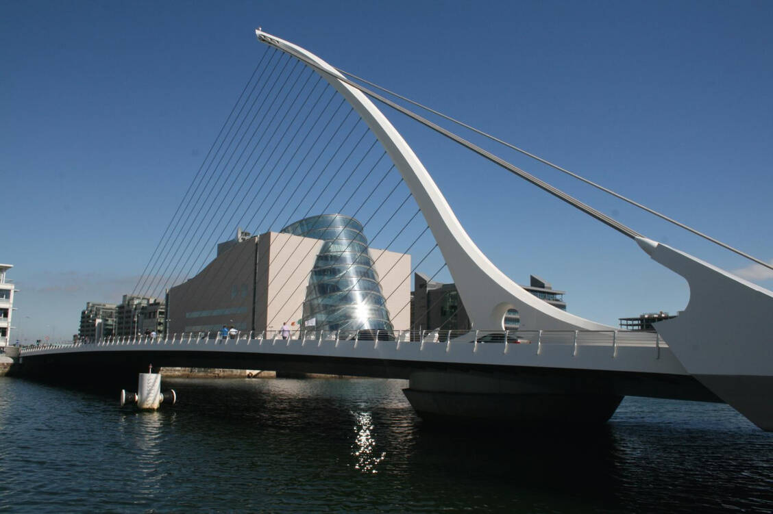 In Dublin lernen die Praktikanten nicht nur ihre Apotheken kennen, sondern auch die Sehenswürdigkeiten der Stadt, hier die Samuel Beckett Bridge. / Foto: Christina Hohmann/PZ