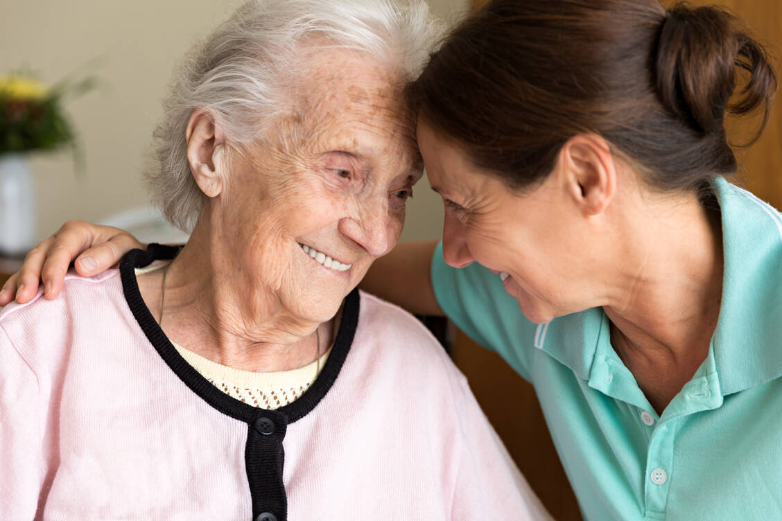 In Deutschland leiden nach Angaben der Deutschen Alzheimer-Gesellschaft derzeit 1,7 Millionen Menschen an einer Demenz.  / Foto: Getty Images/Fred Wagner