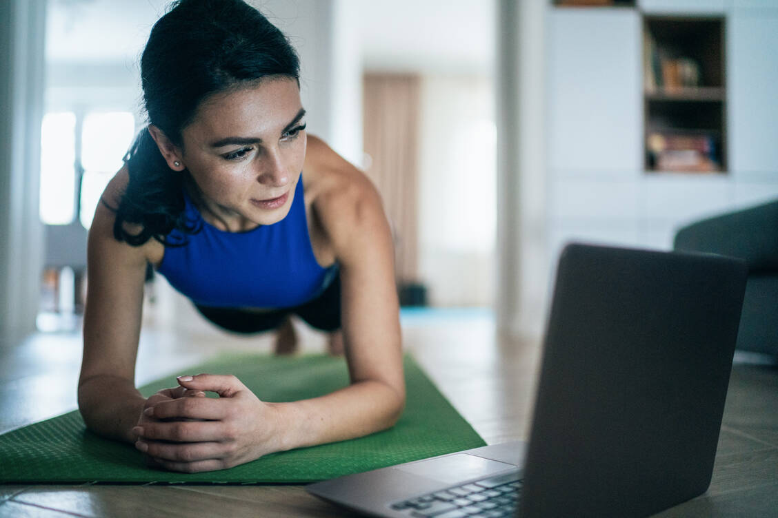 Schon zwei kurze, intensive Krafttrainingseinheiten pro Woche können Experten zufolge Kraft und Muskelleistung verbessern. / Foto: Getty Images/filadendron