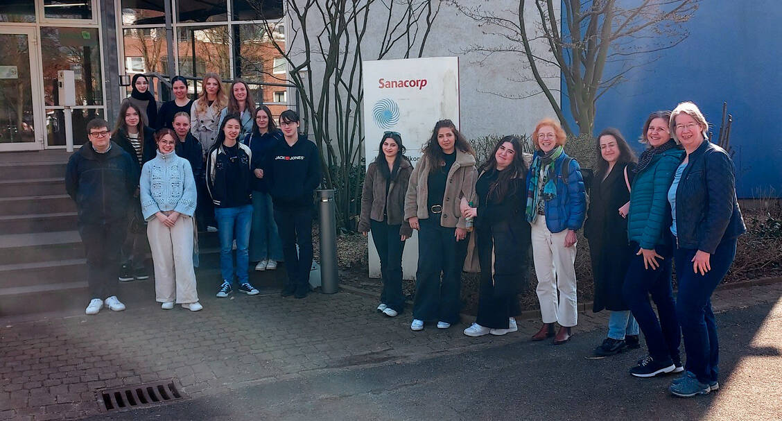 Die Klasse PTA 14 der ROSS Schule Hannover besuchte bei herrlichem Frühlingswetter den Pharmagroßhandel Sanacorp in Langenhagen bei Hannover. / © Ross Schule Hannover