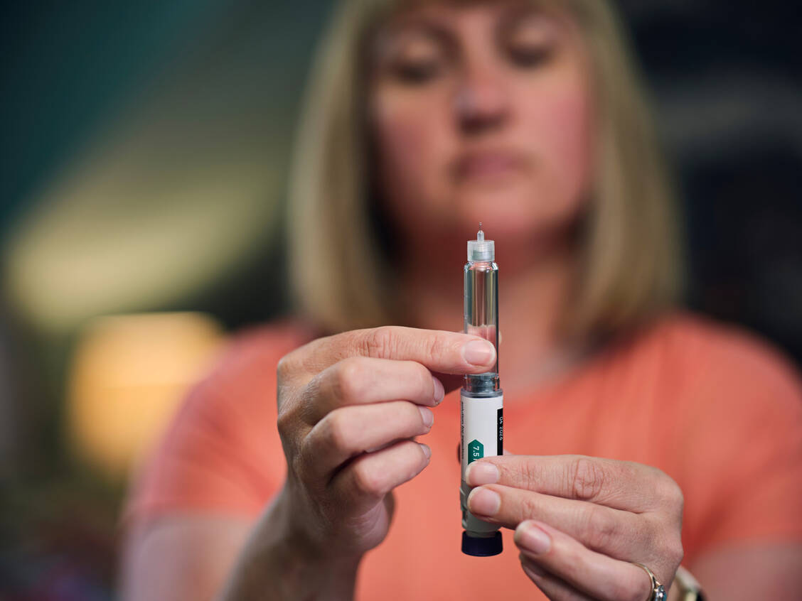 Wer eine Hormonersatztherapie macht und gleichzeitig mit der Abnehmspritze Gewicht verlieren will, der sollte ein Auge auf seinen Hormonspiegel haben. / © Getty Images/Jon Challicom