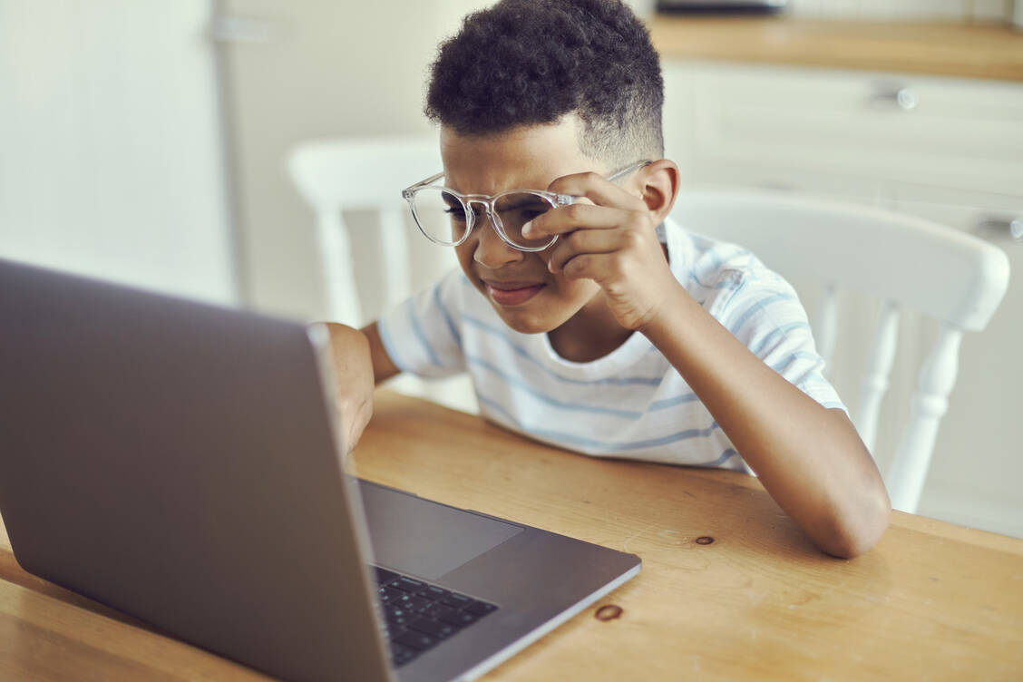 Eine erste Sehanalyse in der Augenarztpraxis sollte zwischen dem zweiten und dritten Lebensjahr erfolgen, spätestens vor der Einschulung. Tragen beide Eltern eine Brille, sollte die Untersuchung lieber früher als später erfolgen. / © Getty Images/Photo by Alex Tihonov