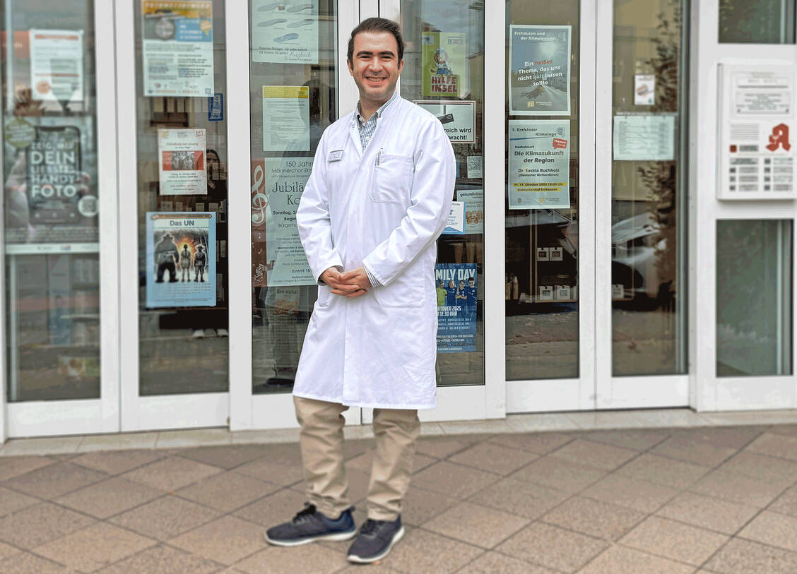 Nojan Nejatian ist Inhaber der Heegbach-Apotheke im hessischen Erzhausen. / © Heegbach-Apotheke