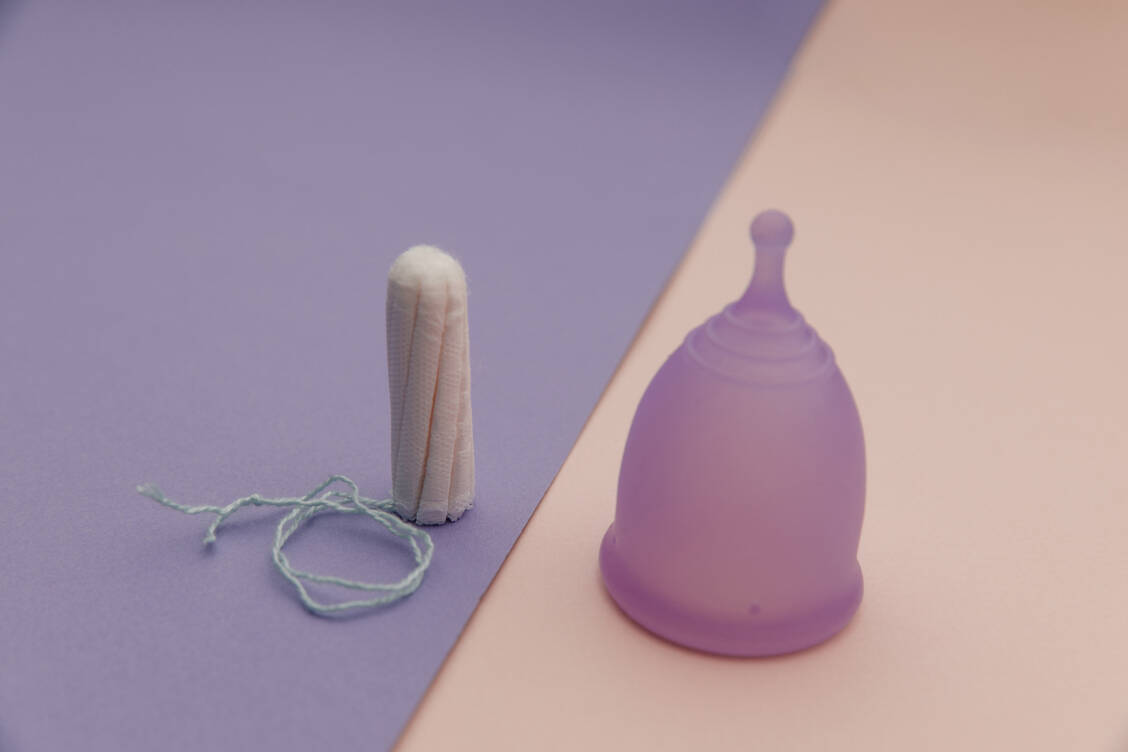 Um das Risiko für TSS zu verringern, gilt: Binden, Tampons und Co. sollten regelmäßig und mit gewaschenen Händen gewechselt werden. / © Adobe Stock/burdun