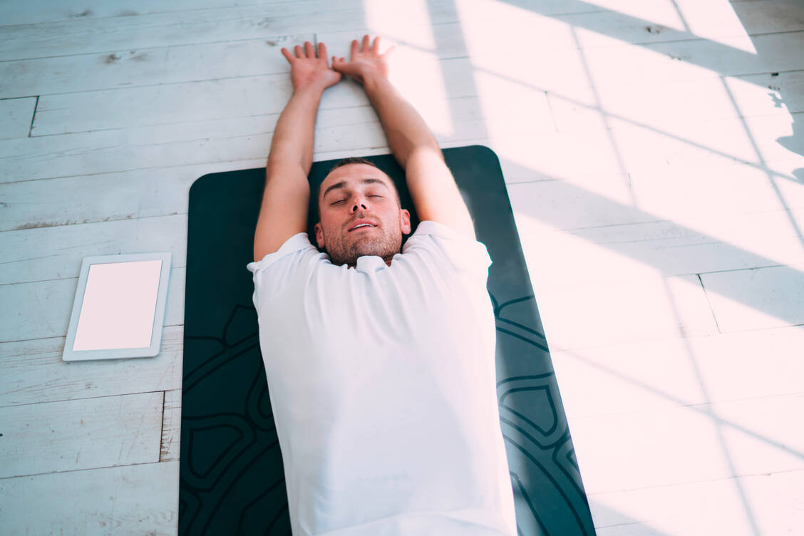 Arthrose kann man vorbeugen – mit Bewegung und täglicher Aktivität. Dazu zählt auch regelmäßig ausgeführtes, sanftes Yoga. / Foto: Adobe Stock/BullRun