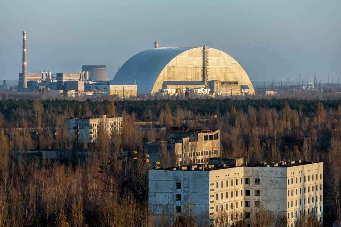 Nach dem Reaktorunfall von Tschernobyl 1986 wurden in Polen, das stark von dem Durchzug der radioaktiven Wolke betroffen war, Jodtabletten an die Bevölkerung und insbesondere an Kinder verteilt. Nachuntersuchungen zeigten, dass es bei den behandelten Personen keinen Anstieg der Schilddrüsenkrebshäufigkeit gab. Der havarierte Reaktor ist heute von einer neuen Schutzhülle umgeben, die das radioaktive Material für bis zu 100 Jahre von der Umwelt isoliert. / Foto: Adobe Stock/Sved Oliver
