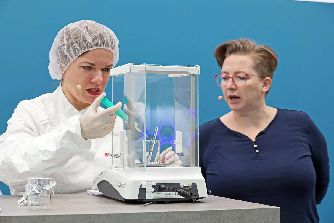 Augentropfen gehören nicht zu den beliebtesten Rezeptur-Arzneimitteln. Dabei ist die Herstellung durchaus auch im niedergelassenen Bereich zu bewerkstelligen, wie Dr. Sandra Barisch und Dr. Julia Potschadel live bei der Expopharm zeigten. / Foto: PZ/Alois Mueller