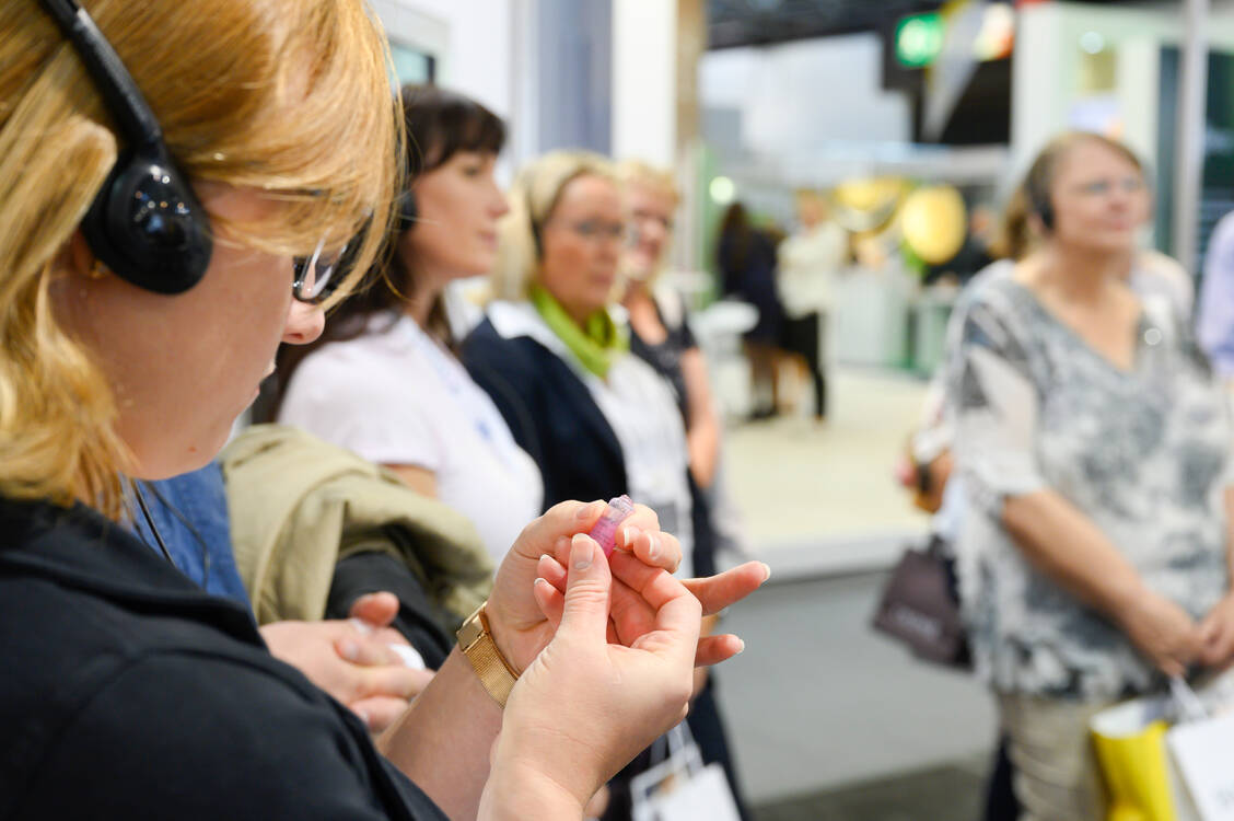 Beim Kosmetik-Rundgang erhielten die Teilnehmer nicht nur Informationen der einzelnen Hersteller, sondern konnten die Produkte auch direkt ausprobieren.  / Foto: flickr/expopharm