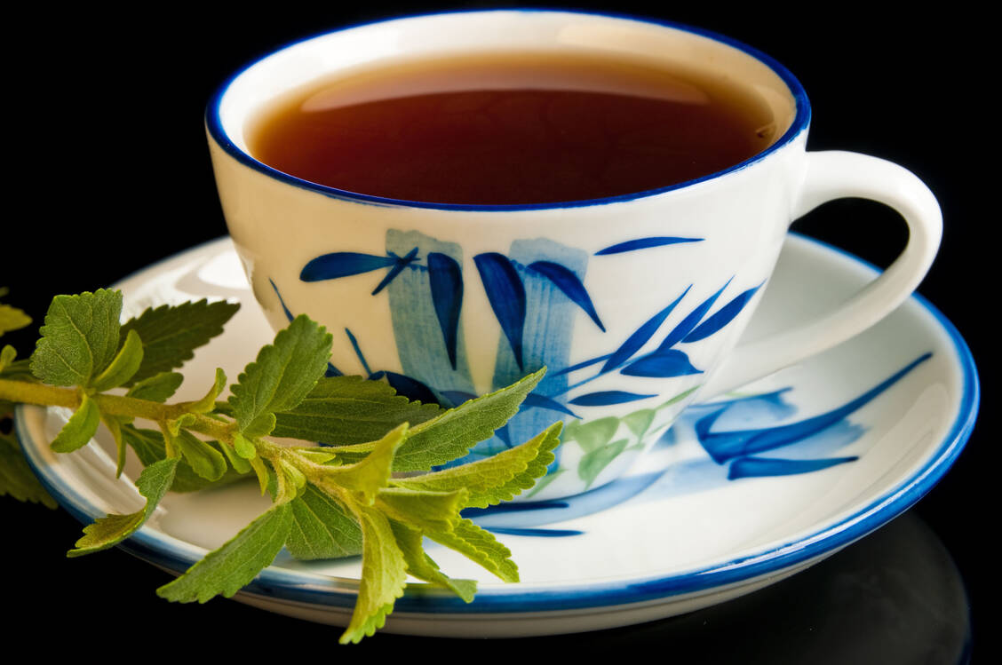 Zwar ist Stevia kalorienfrei, viele Verwender stören sich allerdings am bitter-lakritzigen Geschmack. / Foto: YourPhotoToday/PM