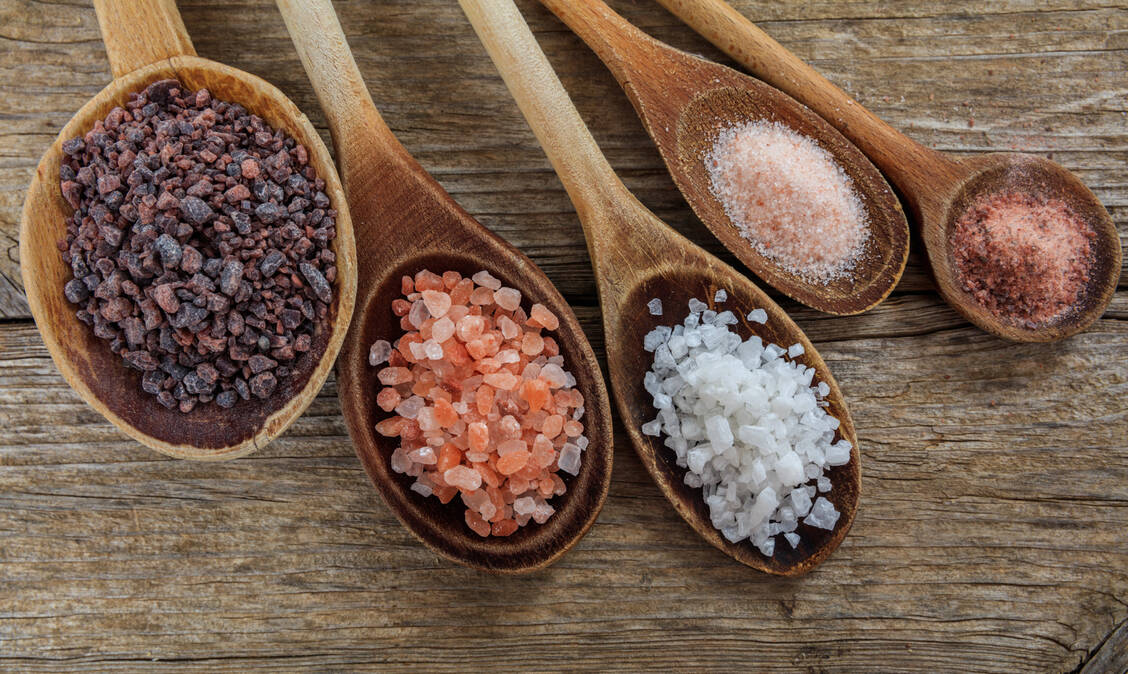 Ob Natursalz oder Speisesalz – beim Salzen sollte man sparsam sein. / © Getty Images/Rawf8