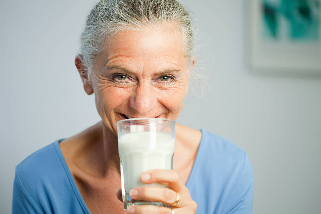 Das Geheimnis der Milch für die Darmgesundheit ist das enthaltene Kalzium. In der Studie wurde eine statistisch signifikante Wirkung auf das Darmkrebsrisiko festgestellt. / © Getty Images/Image Source