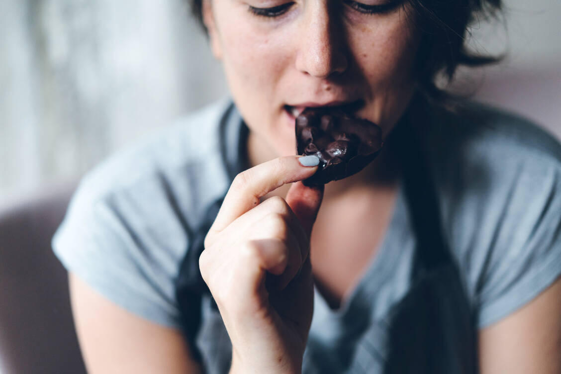 Reines Kakaopulver enthält  zwar einige gesundheitsfördernde Stoffe, zu Schokolade verarbeitet jedoch auch viel Zucker und Fett. / Foto: Getty Images/Burak Karademir