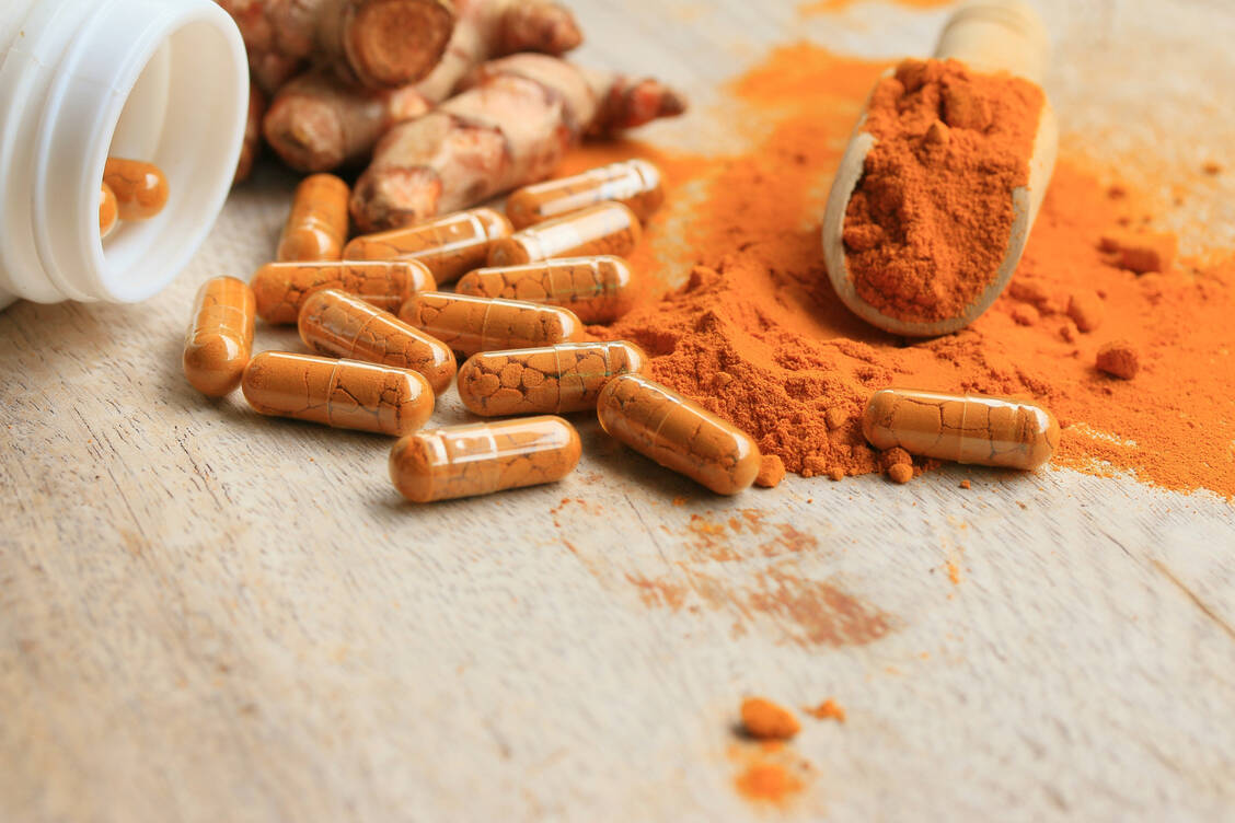 Obwohl Curcumin laut Leitlinie bei Colitis ulcerosa eine Therapieoption ist, gibt es dieses in Europa nur als Nahrungsergänzung, als geprüftes Arzneimittel ist es nicht verfügbar.  / Foto: Adobe Stock/oilslo