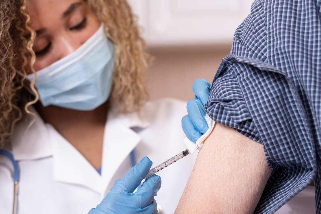 Schon bald sollen ärztliche Praxen regelhaft beim Impfen des Coronavirus-Vakzins unterstützen.  / Foto: Getty Images/LifestyleVisuals
