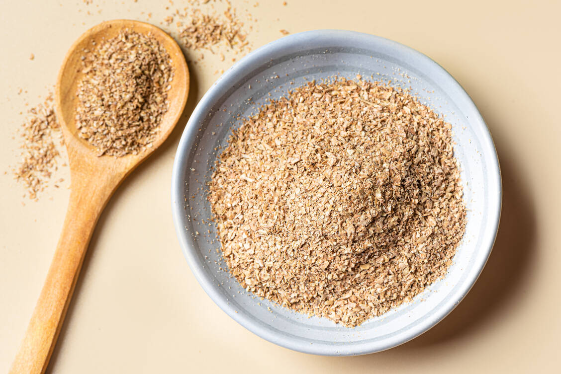 Kleie ist ein Nebenprodukt, das beim Mahlen von Getreide entsteht. Aufgrund ihres Ballaststoffgehalts ist sie auch besonders interessant für eine gesundheitsbewusste Ernährung. / © Adobe Stock/mizina
