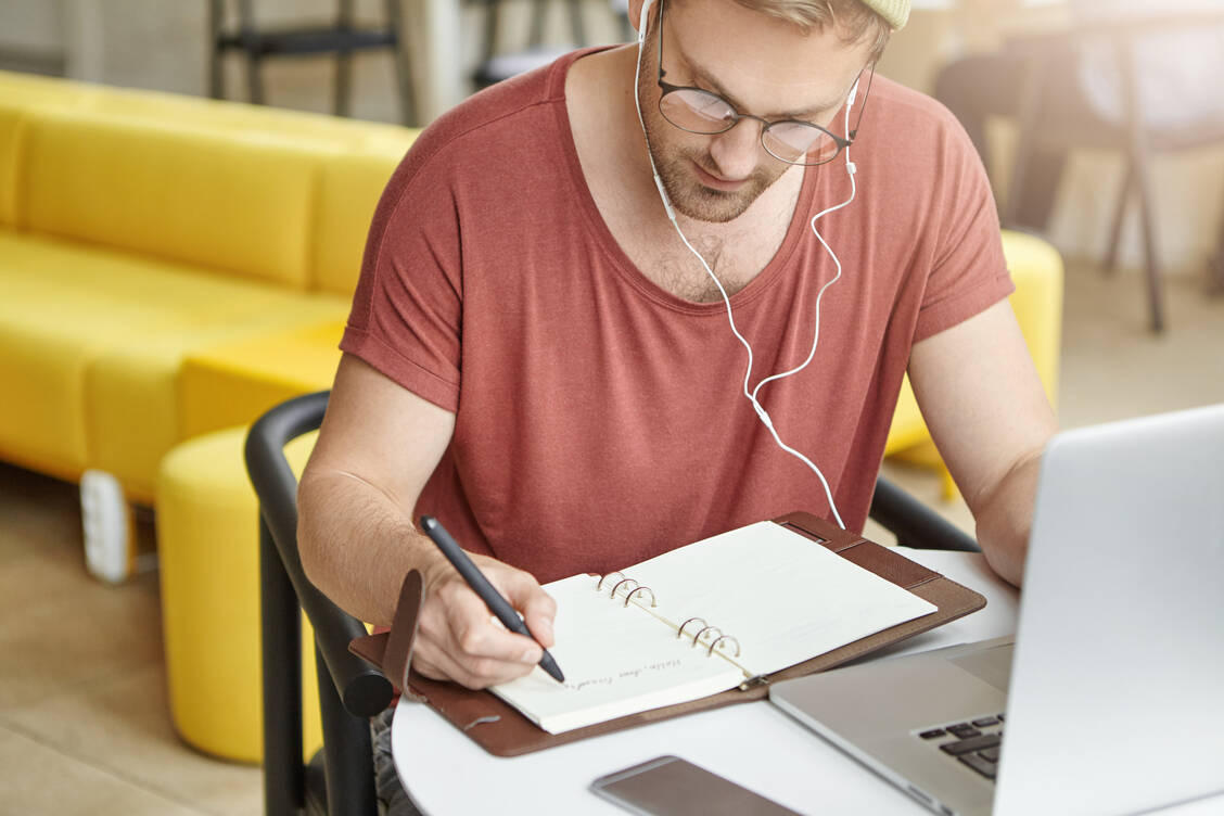 PTA-Lehrerinnen und -Lehrer der einzelnen Bundesländer haben noch viel Arbeit, bevor die neuen PTA-Jahrgänge nach den neuen Plänen unterrichtet werden können. / Foto: Adobe Stock/Wayhome Studio