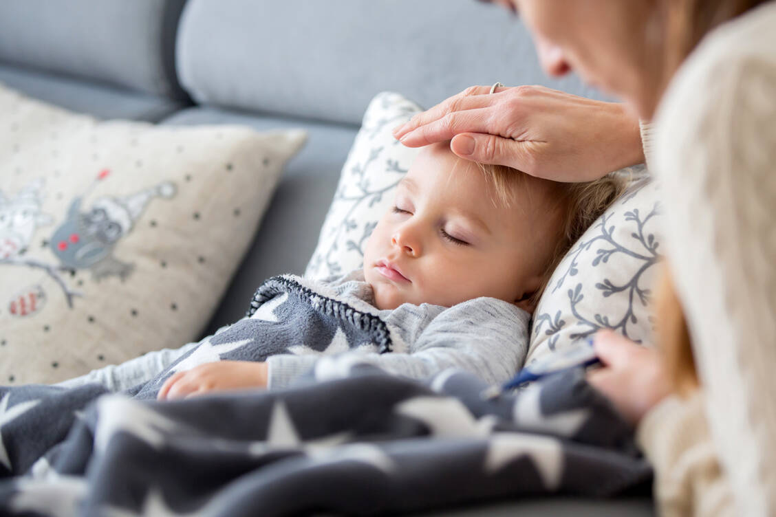 Wann sollte man mit kleinen Kindern den Arzt aufsuchen und was lässt sich zu Hause selbst therapieren? / Foto: Adobe Stock/Tomsickova