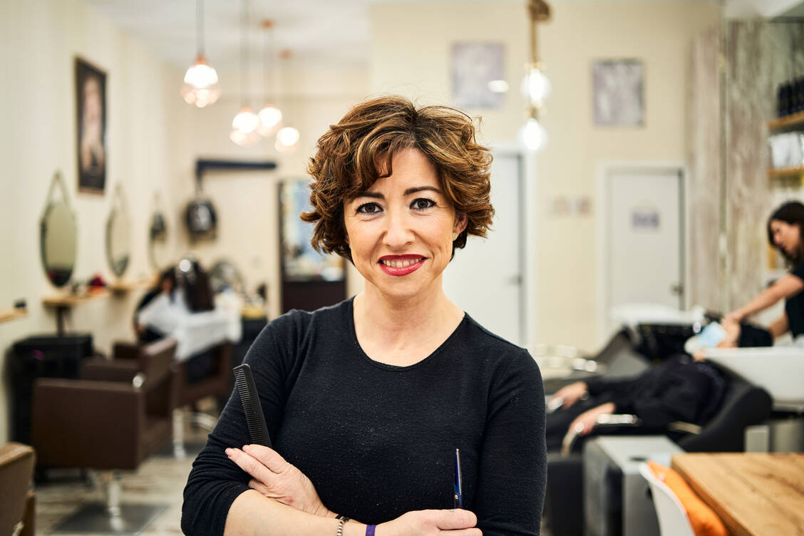Ständiges Arbeiten im feuchten Milieu und mit irritativ wirkenden Substanzen macht das Friseurhandwerk zum Risikofaktor für Handekzeme. / Foto: Getty Images/Abraham Gonzalez Fernandez