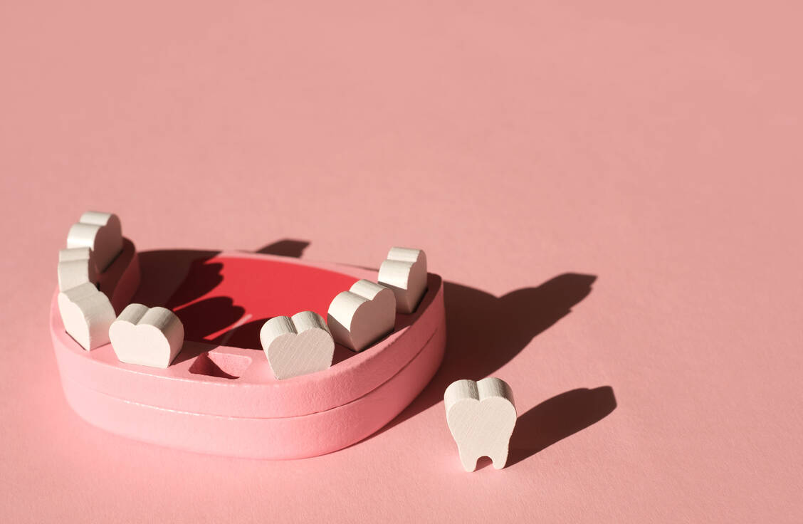 Ausgeschlagene Zähne können gerettet werden, wenn sie schnellstmöglich von einem Zahnchirurgen wieder eingesetzt werden. In der Zwischenzeit sollten sie sachgerecht gelagert werden. / Foto: Getty Images/Maryna Auramchuk