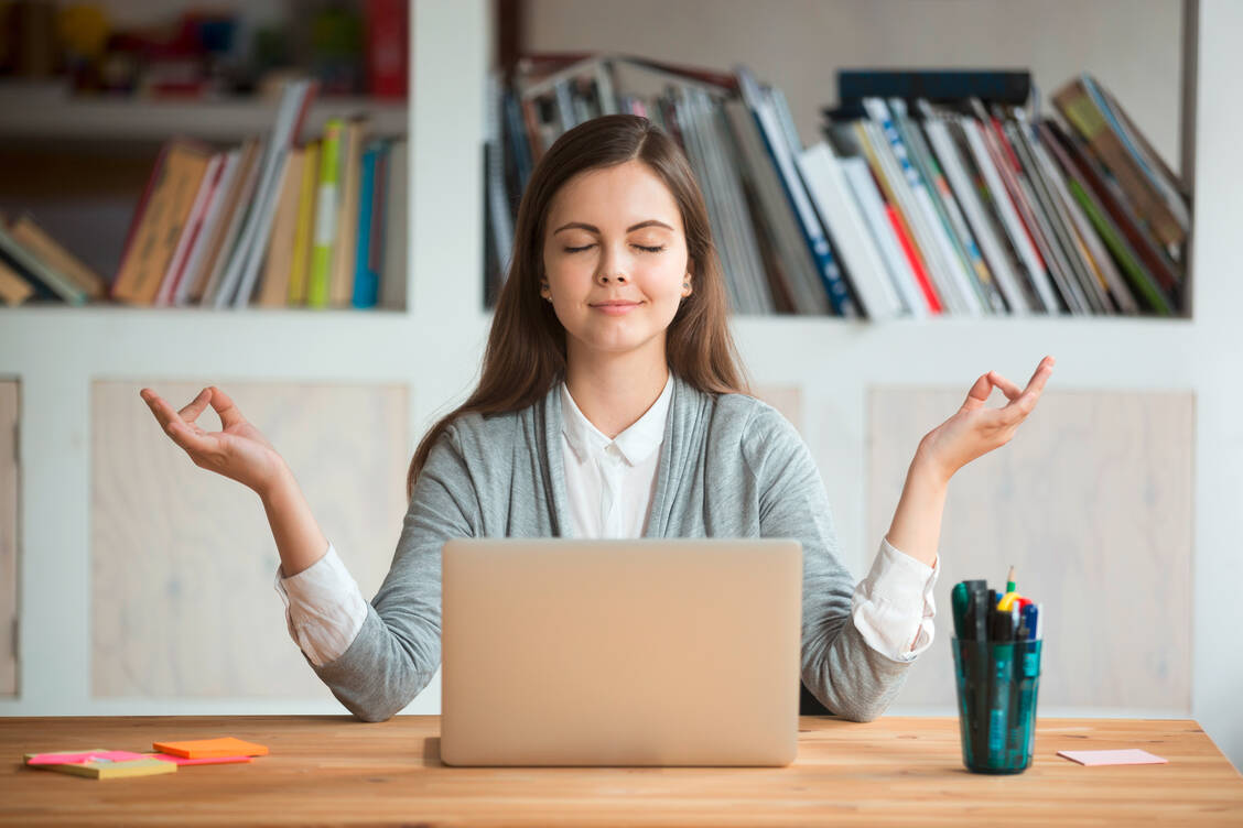 Am Abend innehalten: Jeden Tag aufzuschreiben, was heute bei der Arbeit gut war, hilft dabei, die eigenen Bedürfnisse kennenzulernen.  / Foto: Adobe Stock/fizkes