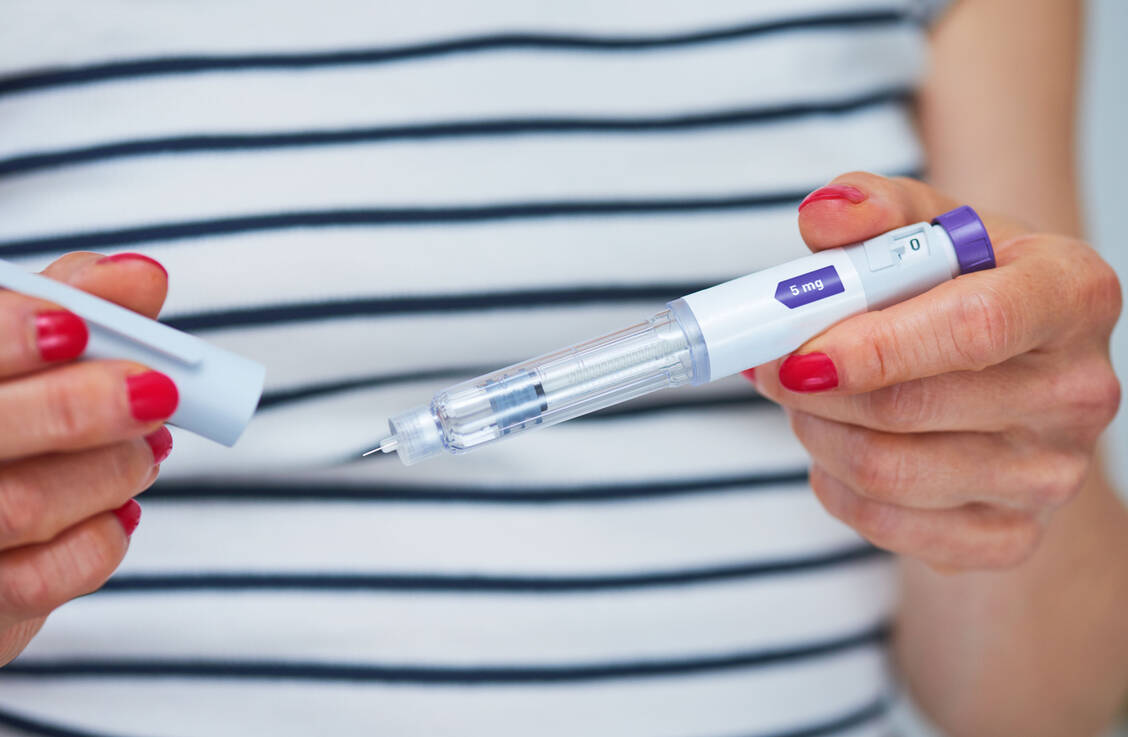 GLP-1-Agonisten werden in der Regel subkutan mittels Fertigpen verabreicht (Symbolbild). / © Getty Images/Peter Dazeley