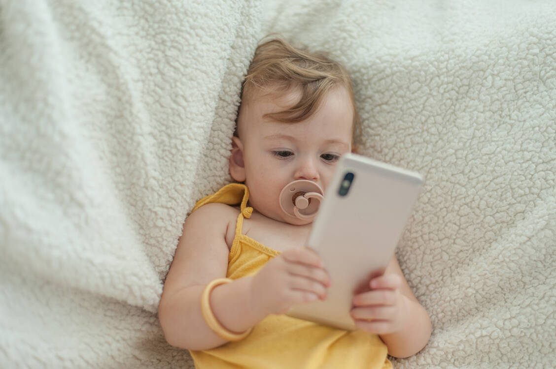 Zu häufig beschäftigen sich bereits Kinder unter zwei Jahren mit digitalen Geräten – auf Kosten der Gesundheit.  / © Getty Images/NoelUroz